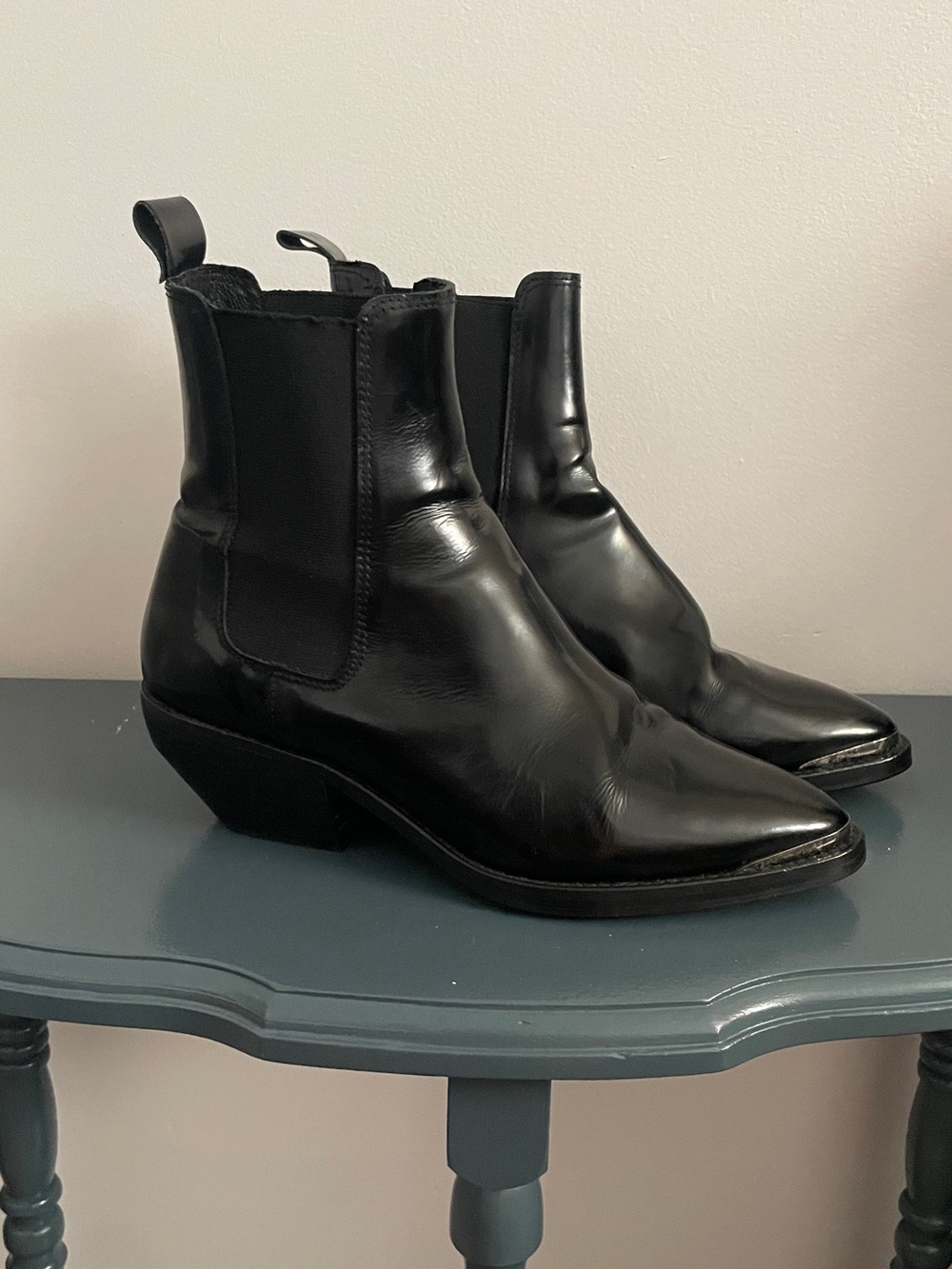 L'INTERVALLE Black Pointed Leather Chelsea Booties
